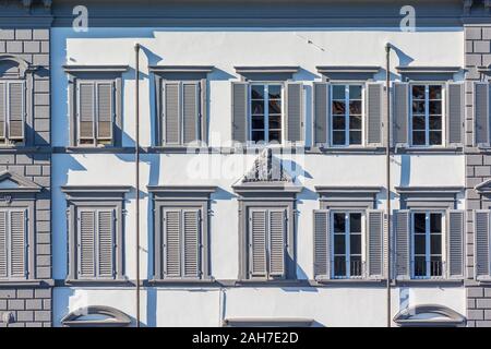 Mit Fensterläden auf die Wohnung Gebäude Fenster Stockfoto