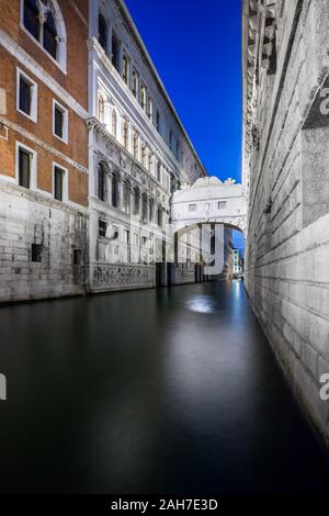 Weitwinkel Nachtaufnahme des Kanals, der zur Seufzerbrücke in Venedig führt Stockfoto