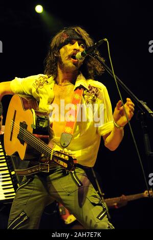 Italien Mailand, 14. Juni 2009, Musikfestival "Rock in Idro' an der Idroscalo: Der Sänger der Gruppe Gogol Bordell, Eugene Hutz, während des Konzerts Stockfoto