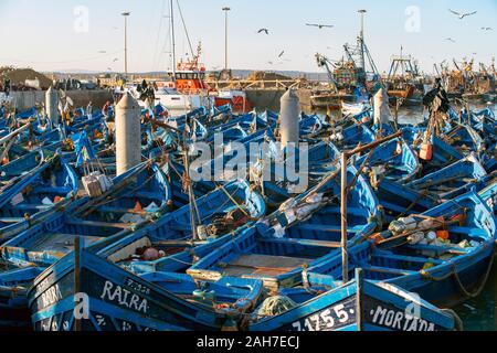 UN ENSEMBLE DE BATEAUX DE PECHE DE COULEUR BLEUE SIND AU MOUILLAGE DANS LE PORT D'Essaouira Stockfoto