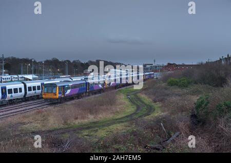 Zurückgenommene Schnellzüge der Northern Rail Klasse 142, die auf die Verschrottung warten, die im Dezember 2019 auf den Anschlussgleisen der Barrow Carriage gelagert wurden Stockfoto