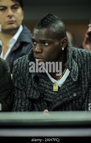 Mailand, Italien, 15. November 2010, 'G.' Meazza San Siro Stadion, Campionato di Calcio Seria A 2010/2011, FC Inter - AC Milan: Mario Balotelli im Stand Stockfoto