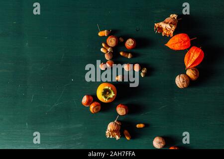 Herbst rote und gelbe Blätter Obst Nüsse fallen Hintergrund Stockfoto