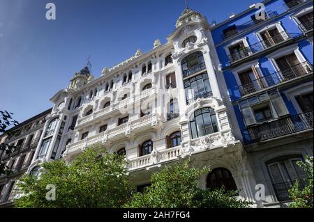 Typische Wohngebäude mit Balkon in Madrid, Spanien Stockfoto