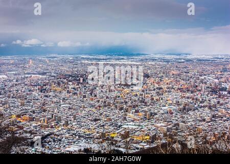Sapporo, Japan Antenne Stadtbild im Winter in der Dämmerung. Stockfoto