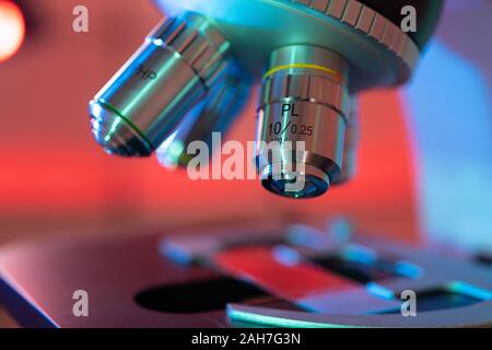 Mikrobiologische Labor Mikroskop im Labor Innenraum Stockfoto