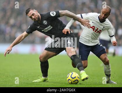 Brighton und Hove Albion Shane Duffy (links) und Tottenham Hotspur der Lucas Moura Kampf um den Ball während der Premier League Match an der Tottenham Hotspur Stadium, London. Stockfoto