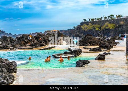 Natürliche lava Schwimmbäder in Porto Moniz, Madeira, Portugal Stockfoto