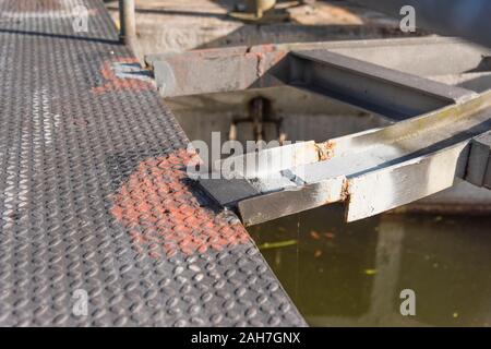 Burrell Navigations Sperren & Damm in der Notwendigkeit der Wiederherstellung. Stockfoto