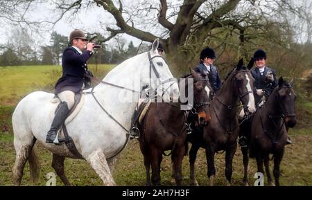 Mitglieder der alten Surrey Burstow und West Kent Boxing Day Hunt in Edenbridge, Kent. Stockfoto