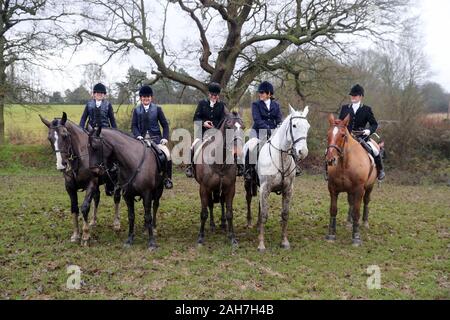 Mitglieder der alten Surrey Burstow und West Kent Boxing Day Hunt in Edenbridge, Kent. Stockfoto