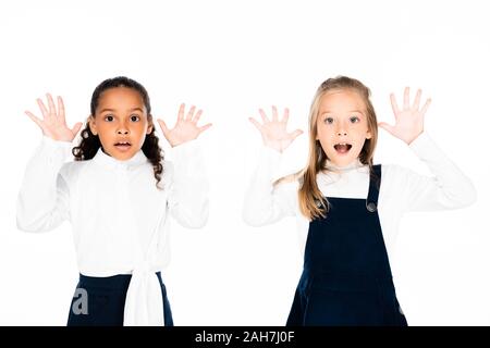 Zwei überrascht multikulturelle Schülerinnen zeigen Chalk Flecken isoliert auf weißem Stockfoto