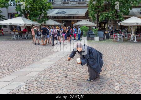 Budapest, Ungarn - 30. Juni 2018: Die arme Frau in Budapest. Stockfoto