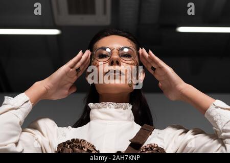 Low Angle View von steampunk Frau Gläser berühren und Kamera Stockfoto