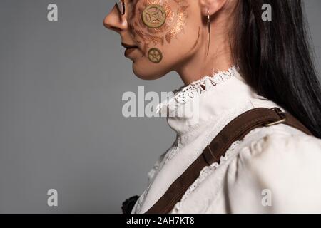 Seitenansicht des Steampunk Mädchen in weißen Bluse mit Make-up-isoliert auf Grau Stockfoto