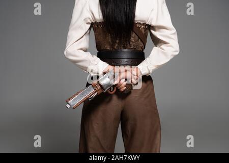 Anzeigen von steampunk Frau mit Vintage Pistole auf Grau 7/8 Stockfoto