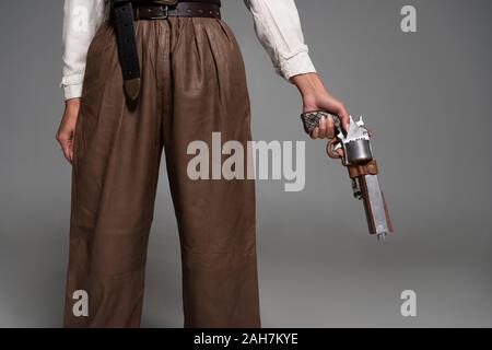 Anzeigen von steampunk Frau mit Vintage Pistole auf Grau 7/8 Stockfoto