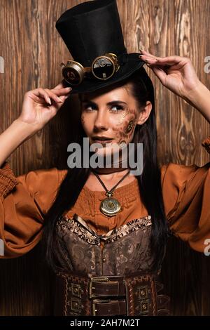 Attraktive steampunk Frau berühren Top mit Brille auf Holz Stockfoto