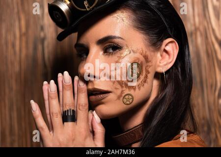 Nachdenklich steampunk Frau, bitte Geste auf Holz Stockfoto