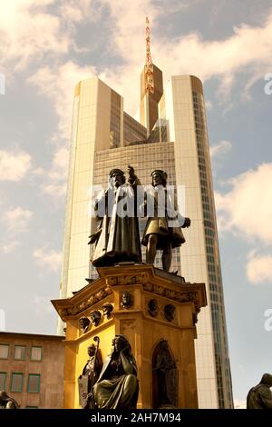 Frankfurt, Hessen, Deutschland - Gutenberg Memorial am Rossmarkt Platz vor der Commerzbank Bank Gebäude. Stockfoto