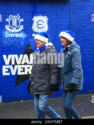 Goodison Park, Liverpool, Merseyside, UK. 26 Dez, 2019. Fußball der englischen Premier League, Everton gegen Burnley; Everton Fans tragen festlich blau Santa Hüte Spaziergang entlang Goodison Road vor dem Spiel - Streng redaktionelle Verwendung. Keine Verwendung mit nicht autorisierten Audio-, Video-, Daten-, Spielpläne, Verein/liga Logos oder "live" Dienstleistungen. On-line-in-Match mit 120 Bildern beschränkt, kein Video-Emulation. Keine Verwendung in Wetten, Spiele oder einzelne Verein/Liga/player Publikationen Quelle: Aktion plus Sport/Alamy Live News Credit: Aktion Plus Sport Bilder/Alamy leben Nachrichten Stockfoto