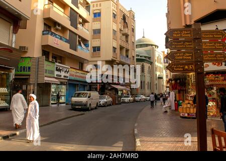 Dubai - VAE - November 9, 2019: alten Souk von Dubai City. Bur Dubai, alte traditionelle Straße mit Moschee und lokalen Speicher. Stockfoto