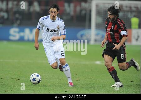 Mailand, Italien ,03 NOVEMBER 2010, ein "Siro Stadion, UEFA Champions League 2010/2011, AC Milan-Real Madrid CF: Mesut Ozil und Gennaro Gattuso in Aktion Stockfoto