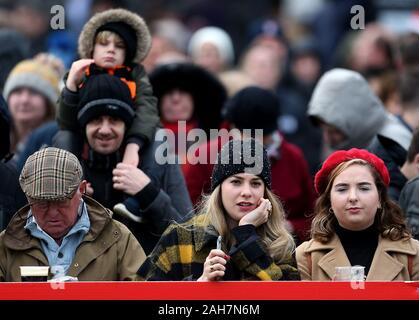 Rennen goers sehen die Aktion während des Tages eine Der Winter Festival in Kempton Park Racecourse. Stockfoto