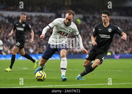 Tottenham Hotspur Christian Eriksen (links) und Brighton und Hove Albion Steven Alzate in Aktion während der Premier League Match an der Tottenham Hotspur Stadium, London. Stockfoto