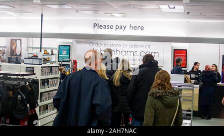 Sheffield, Großbritannien. 26 Dez, 2019. Käufer warten in der Leitung während der Boxing Day Sales bei Debenhams in Sheffield. Credit: Ioannis Alexopoulos/Alamy leben Nachrichten Stockfoto