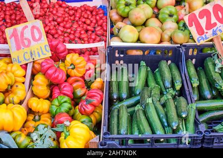 Zucchini, Paprika und Tomaten zum Verkauf auf dem Markt Stockfoto