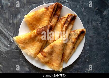 Frische Pfannkuchen auf grauem Hintergrund mit Kopierplatz. Russische Pfannkuchen für die traditionelle Pfannkuchen-Woche. Stockfoto