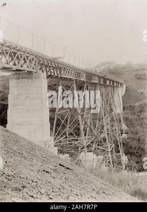 Sierra Leone, Blick hinauf am Viadukt suchen.Caption lautet: Hastings Viadukt in Richtung Waterloo, [c 1898]. 1999/221/1/34/52. Stockfoto