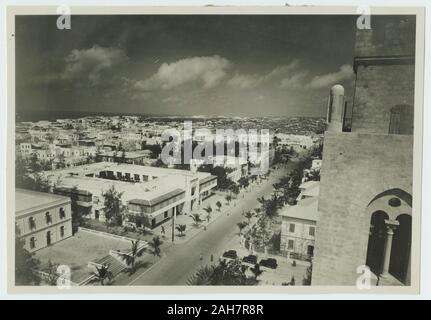 Somalia, Blick über zentrale Mogadischu, vielleicht aus der Kathedrale oder eine andere hohe Gebäude genommen. Das Bild zeigt die Anordnung der Straßen und das Meer in der Ferne, circa 1935. 2000/084/1/1/4/128. Stockfoto