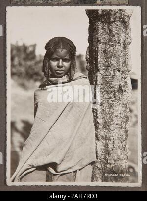 Somalia, Porträt eines jungen Mädchens, in der Stempel des Fotografen als "Ragazza Bilena", möglicherweise aus Eritrea, ca. 1940 beschrieben. 2000/084/1/1/3/123. Stockfoto