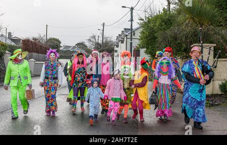 Carrigaline, Cork, Irland. 26. Dezember, 2019. Carrigaline Wren Boys kommen auf der Hauptstraße als Teil der St. Stephen's Day Feiern im Carrigaline, Co Cork, Irland. - Gutschrift; David Creedon/Alamy leben Nachrichten Stockfoto