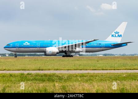 Eine Boeing 777 Verkehrsflugzeuge mit KLM Royal Dutch Airlines am Flughafen Amsterdam Schiphol. Stockfoto