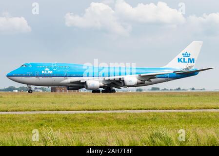 Eine Boeing 747 Verkehrsflugzeuge mit KLM Royal Dutch Airlines am Flughafen Amsterdam Schiphol. Stockfoto