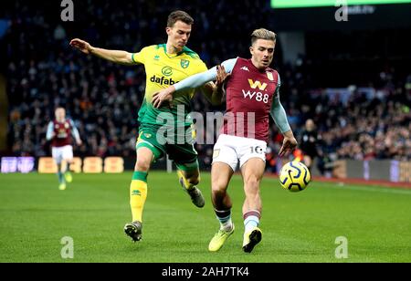 Norwich City Christoph Zimmermann (links) und Aston Villa Jack Grealish (rechts) Kampf um den Ball während der Premier League Match in der Villa Park, Birmingham. Stockfoto