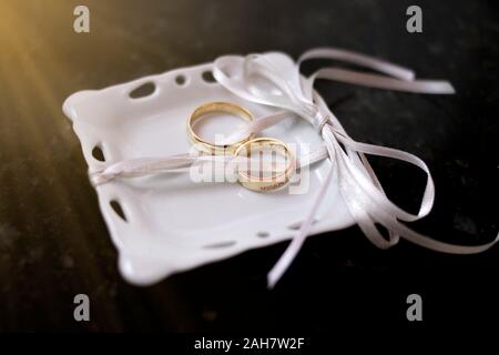 Zwei goldene Hochzeit oder Verlobungsringe - Paar goldene Ringe - zwei Trauringe Stockfoto