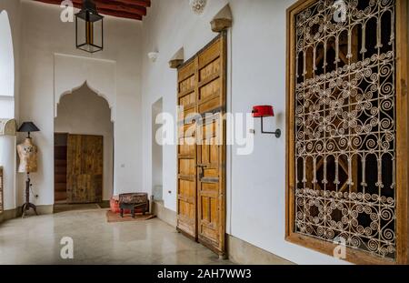 Innenhof in einem marokkanischen Riad, im orientalischen Stil eingerichtet. Marrakesch, Marokko. Stockfoto