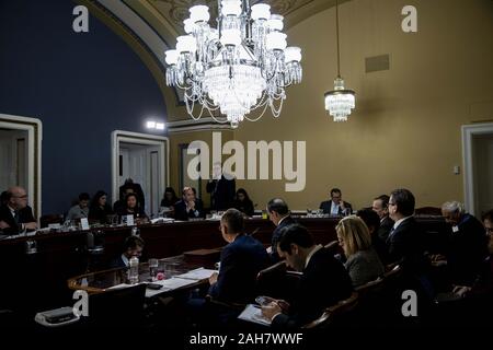 Washington, District of Columbia, USA. 17 Dez, 2019. Zeugnis während des United States House Committee auf Regeln Anhörung H. Res. in Betracht zu ziehen 755 ''Impeaching Donald John Trump, Präsident der Vereinigten Staaten, für Verbrechen und Vergehen'' in Washington, DC am Dienstag, Dezember 17, 2019 Credit: Anna Moneymaker/CNP/ZUMA Draht/Alamy leben Nachrichten Stockfoto