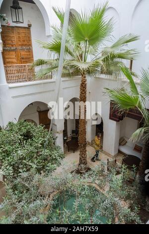 Innenhof in einem marokkanischen Riad, im orientalischen Stil eingerichtet. Marrakesch, Marokko. Stockfoto