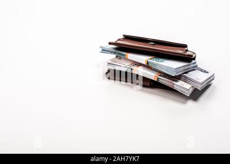 Stapel mit russischen Geld in Leder Brieftasche auf Weiß Stockfoto