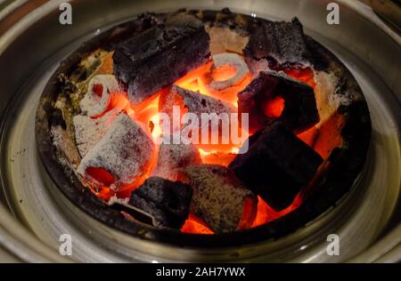 Red Holzkohle im Grill Detailansicht Stockfoto