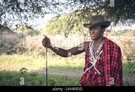 Stattliche Masai Krieger in einen Cowboyhut Stockfoto