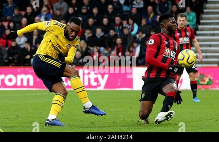 Von Arsenal Alexandre Lacazette hat einen Schuß auf Ziel von Bournemouth Jefferson Lerma (rechts) während der Premier League Match an der Vitalität Stadion, Bournemouth blockiert. Stockfoto