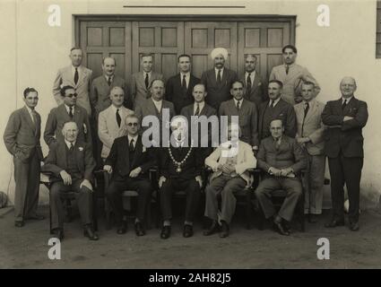 Kenia, Gruppe Foto von Nairobi Stadtrat, circa 1935. Die Gruppe besteht aus europäischen und asiatischen Männern sitzenden und stehenden in drei Reihen mit dem Bürgermeister in der Mitte vorn. Parlane Macfarlane steht in der hinteren Reihe, zweite von links. Später Manuskript Bildunterschrift: Die Stadt COUNCILPhotographer Stempel: H.K. Binks, Nairobi, [1930]. 1999/135/1/1/35. Stockfoto