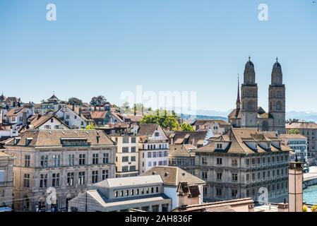 Blick auf die Stadt der alten Innenstadt von Zürich Stadt, mit schönen Haus am Ufer der Limmat in der Schweiz und das Grossmünster (Große Kirche) Stockfoto
