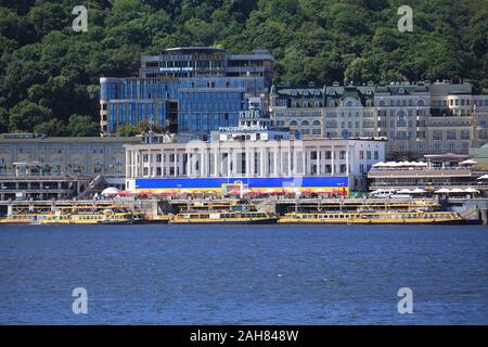 Kiew, Ukraine - Juli 30, 2017: Das Panorama der Böschung und den Fluss von Kiew. Der Blick auf die Ausflugsboote mit Passagieren Stockfoto